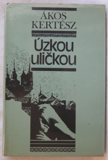 Úzkou uličkou /Akos Kertész/